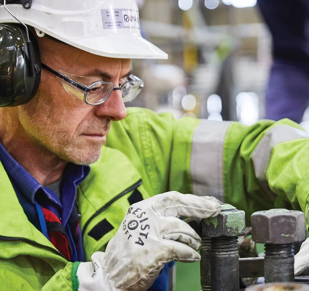 Man with helmet working picture for bc value performance Man with helmet working picture for bc value performance