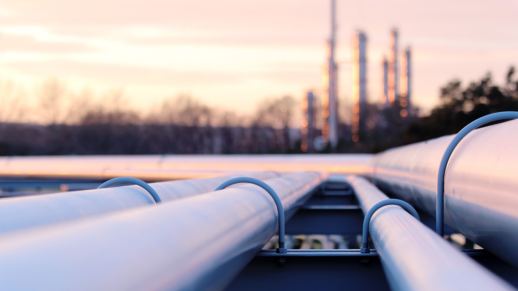 Pipelines leading to a refinery