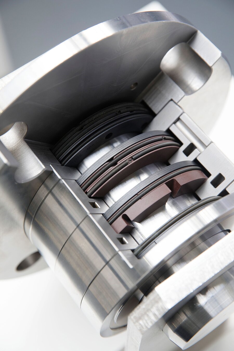 Piston and packing rings were upgraded to Persisto® 850, a material specially developed for dry-running applications.