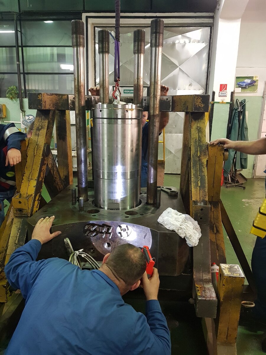 Installation of the HP packing during assembly