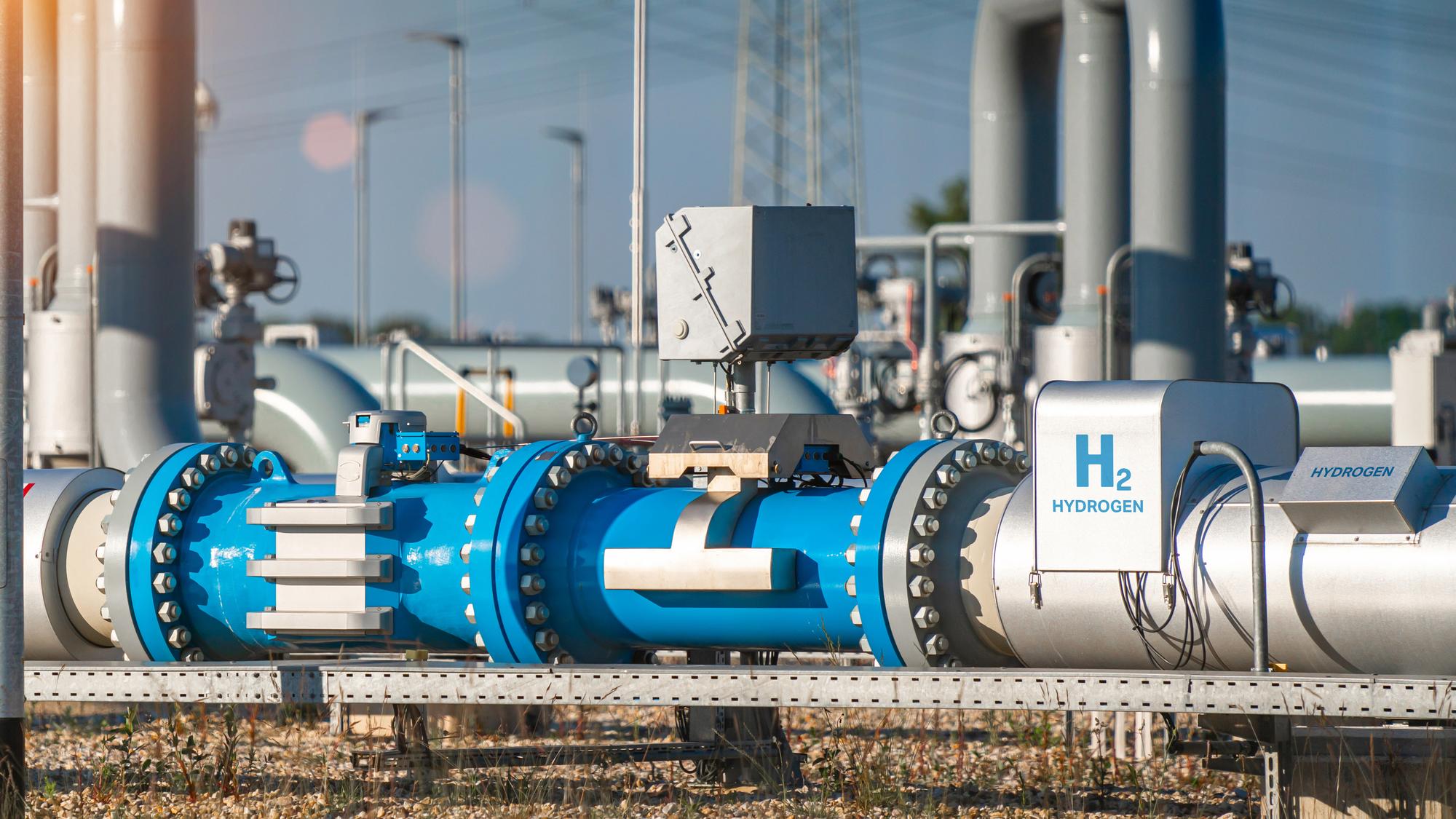 Hydrogen pipeline with valve