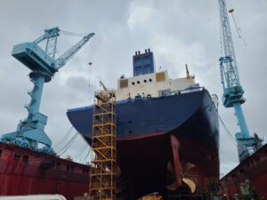 Compressor and auxiliary service for vessel in dry dock